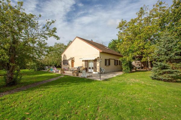 SUPERBE MAISON FAMILIALE -140 M2- 8 500 m2 de Terrain.