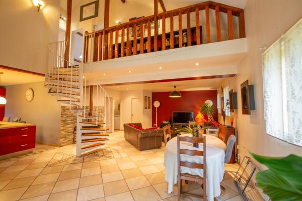 SUPERBE MAISON FAMILIALE -140 M2- 8 500 m2 de Terrain.