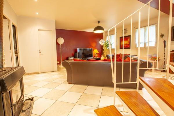 SUPERBE MAISON FAMILIALE -140 M2- 8 500 m2 de Terrain.