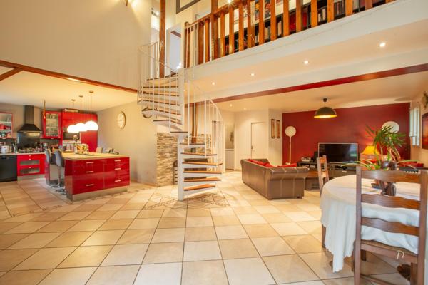 SUPERBE MAISON FAMILIALE -140 M2- 8 500 m2 de Terrain.