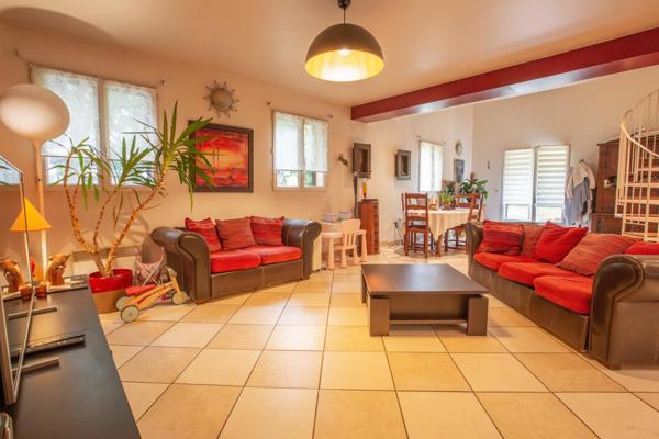 SUPERBE MAISON FAMILIALE -140 M2- 8 500 m2 de Terrain.