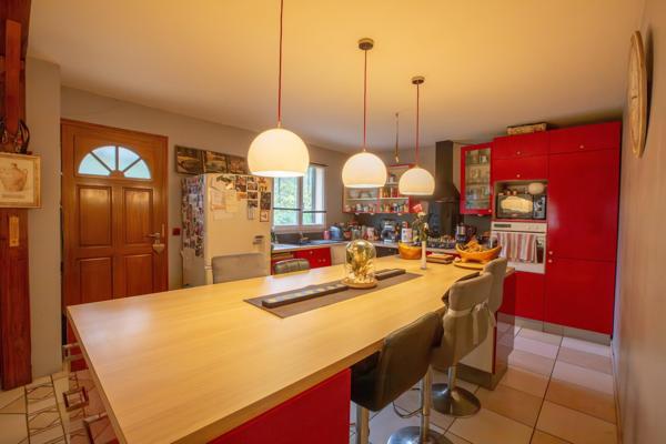 SUPERBE MAISON FAMILIALE -140 M2- 8 500 m2 de Terrain.