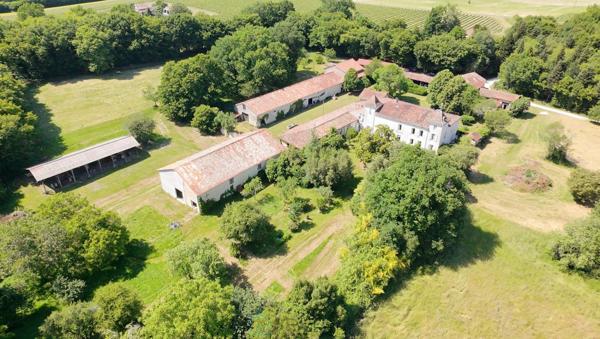 MAGNIFIQUE DOMAINE DU 18EME SUR PLUS DE 8,5 HA AVEC ETANG