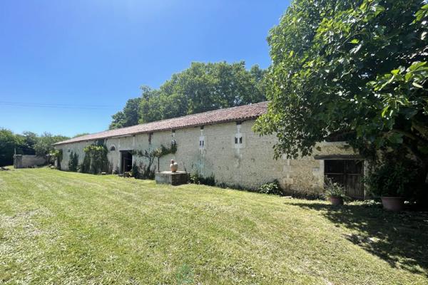 MAGNIFIQUE DOMAINE DU 18EME SUR PLUS DE 8,5 HA AVEC ETANG