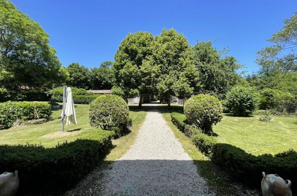 MAGNIFIQUE DOMAINE DU 18EME SUR PLUS DE 8,5 HA AVEC ETANG