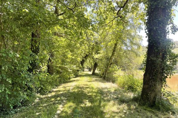 MAGNIFIQUE DOMAINE DU 18EME SUR PLUS DE 8,5 HA AVEC ETANG