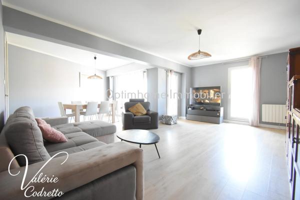 Appartement traversant 87 m² avec terrasse plein sud, parking et 2 caves – Hyères Centre 83400