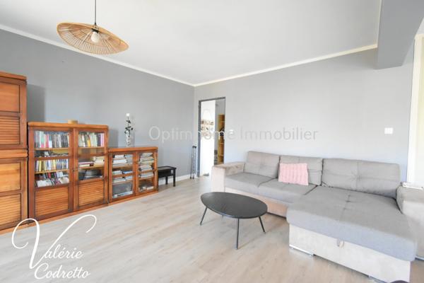Appartement traversant 87 m² avec terrasse plein sud, parking et 2 caves – Hyères Centre 83400