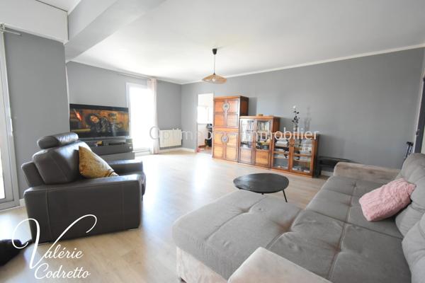 Appartement traversant 87 m² avec terrasse plein sud, parking et 2 caves – Hyères Centre 83400