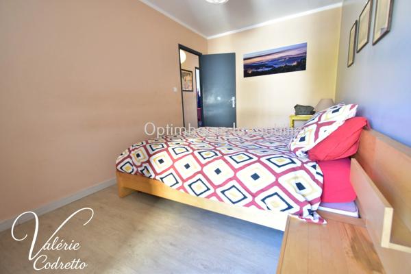 Appartement traversant 87 m² avec terrasse plein sud, parking et 2 caves – Hyères Centre 83400