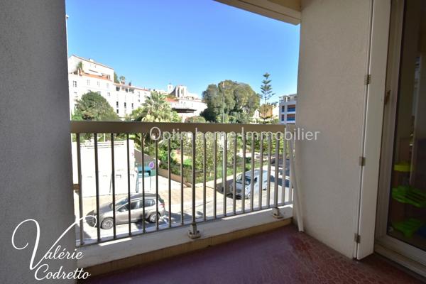 Appartement traversant 87 m² avec terrasse plein sud, parking et 2 caves – Hyères Centre 83400