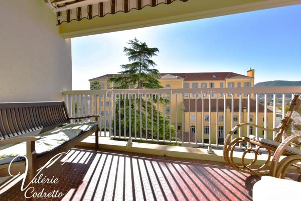 Appartement traversant 87 m² avec terrasse plein sud, parking et 2 caves – Hyères Centre 83400