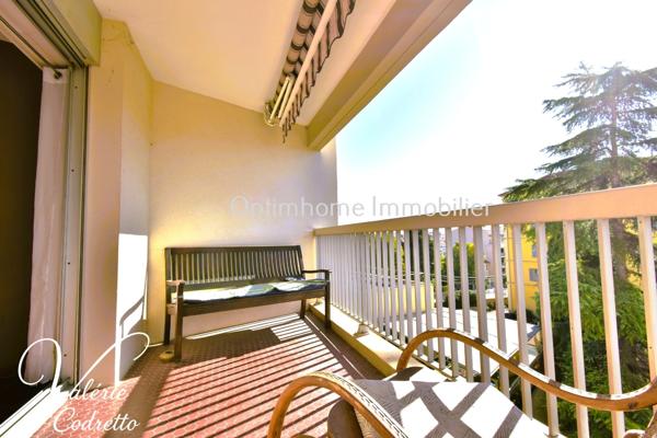 Appartement traversant 87 m² avec terrasse plein sud, parking et 2 caves – Hyères Centre 83400
