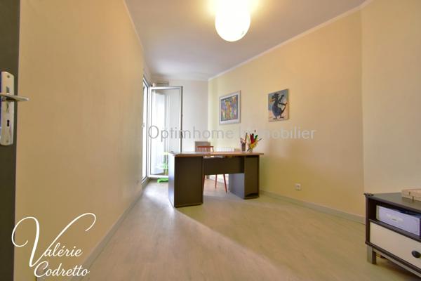 Appartement traversant 87 m² avec terrasse plein sud, parking et 2 caves – Hyères Centre 83400