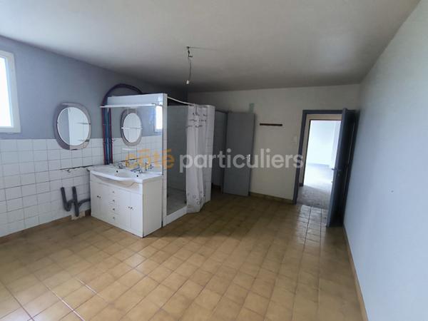 Location Local d'activité1057 m² - SAINTE GEMME LA PLAINE (85400)