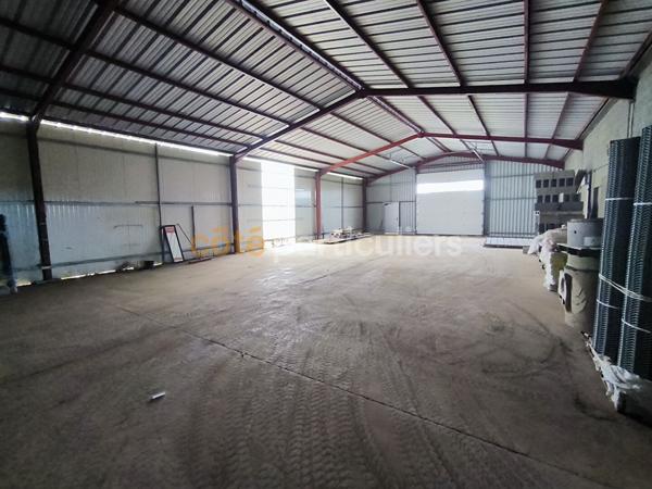 Location Local d'activité1057 m² - SAINTE GEMME LA PLAINE (85400)