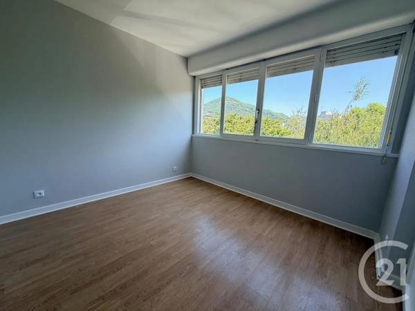 Appartement F3 à vendre  3 pièces - 60 m 2   VOIRON  - 38