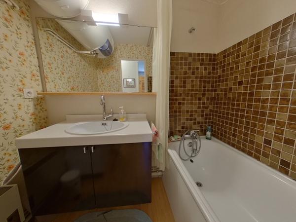 04400 ENCHASTRAYES Appartement type 2/3 - Terrasse Sud