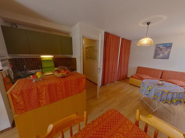 04400 ENCHASTRAYES Appartement type 2/3 - Terrasse Sud