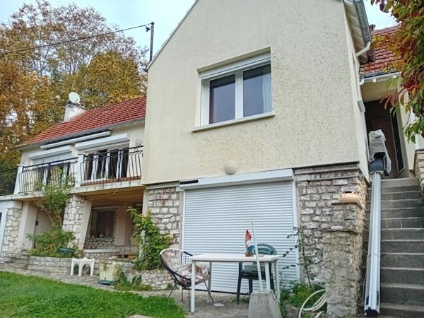 Maison familiale sur sous sol avec vue sur rivière et terrain de loisir.