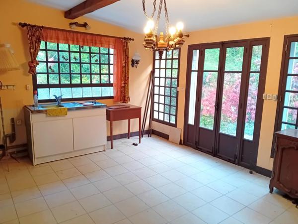 Maison familiale sur sous sol avec vue sur rivière et terrain de loisir.