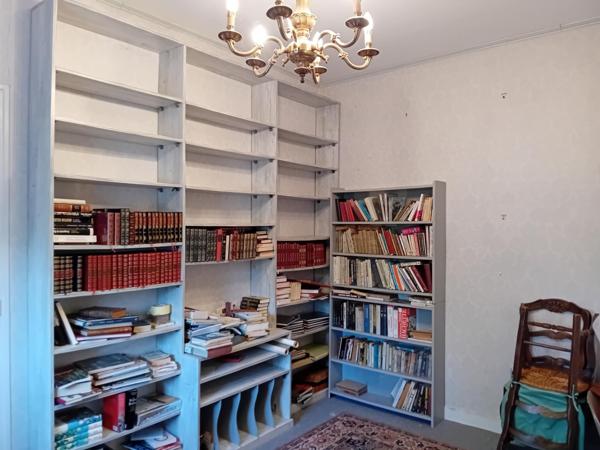 Maison familiale sur sous sol avec vue sur rivière et terrain de loisir.