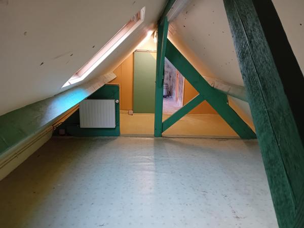 Maison familiale sur sous sol avec vue sur rivière et terrain de loisir.