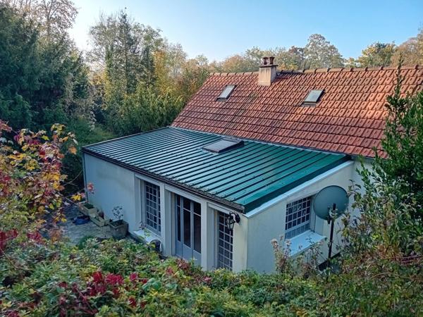 Maison familiale sur sous sol avec vue sur rivière et terrain de loisir.