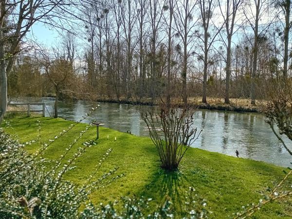 Maison familiale sur sous sol avec vue sur rivière et terrain de loisir.