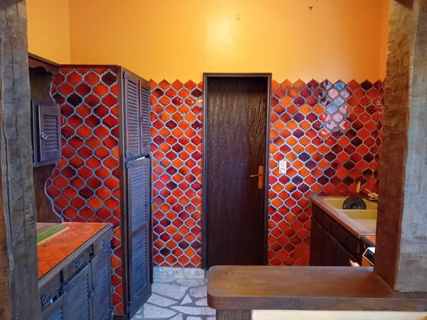 Maison familiale sur sous sol avec vue sur rivière et terrain de loisir.