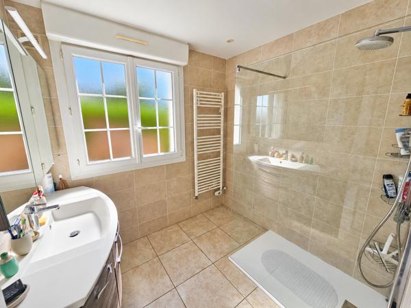 Maison
         5 pièces
        - 134 m² 349 700 €*