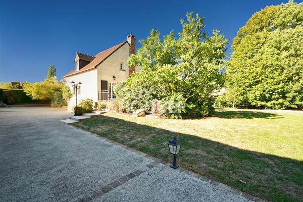 CHAUMES EN BRIE. MAISON INDIVIDUELLE DE CARACTERE.