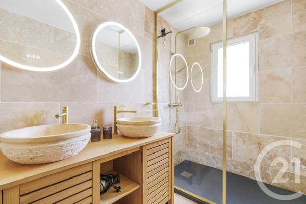 Maison à vendre  9 pièces - 200 m 2   LES ISSAMBRES  - 83