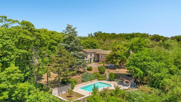 Corps de ferme rénové avec ses dépendances et piscine avec vue dominante