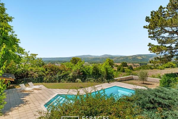 Corps de ferme rénové avec ses dépendances et piscine avec vue dominante