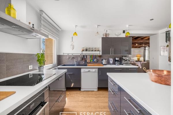 Corps de ferme rénové avec ses dépendances et piscine avec vue dominante