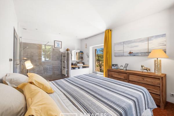 Corps de ferme rénové avec ses dépendances et piscine avec vue dominante