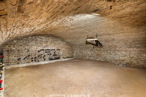 Corps de ferme rénové avec ses dépendances et piscine avec vue dominante