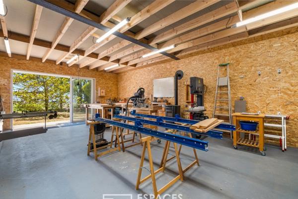 Corps de ferme rénové avec ses dépendances et piscine avec vue dominante