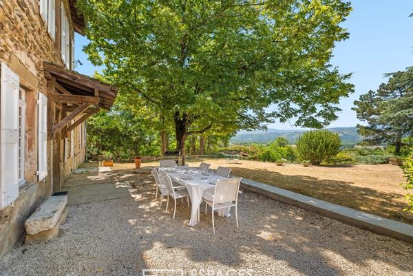 Corps de ferme rénové avec ses dépendances et piscine avec vue dominante