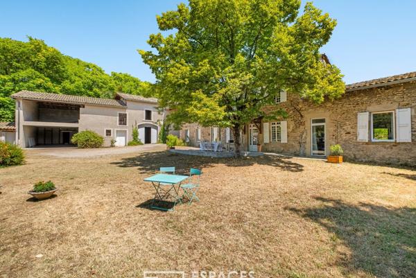 Corps de ferme rénové avec ses dépendances et piscine avec vue dominante