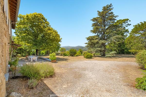 Corps de ferme rénové avec ses dépendances et piscine avec vue dominante
