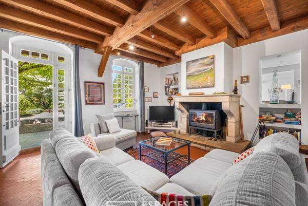 Corps de ferme rénové avec ses dépendances et piscine avec vue dominante