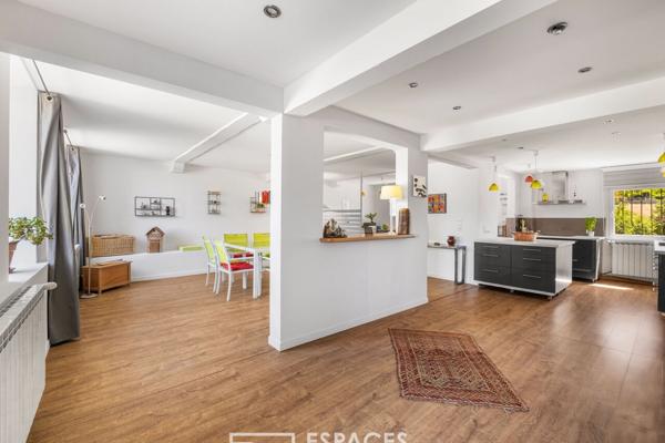 Corps de ferme rénové avec ses dépendances et piscine avec vue dominante