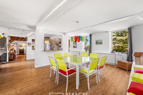 Corps de ferme rénové avec ses dépendances et piscine avec vue dominante