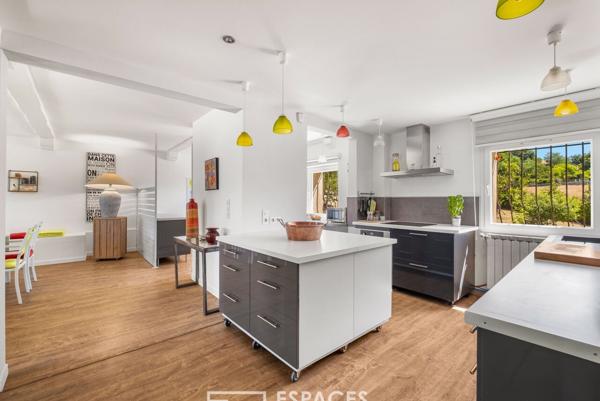 Corps de ferme rénové avec ses dépendances et piscine avec vue dominante