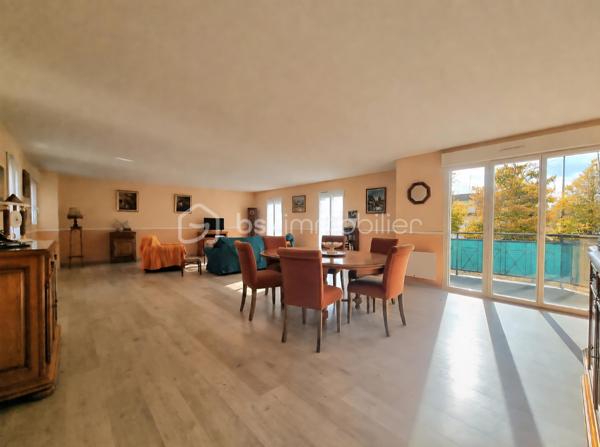 Venez découvrir SANS TARDER ce bel appartement lumineux et confortable avec terrasse, idéalement situé à Nangis, au sein d’une résidence calme et proche du centre-ville. Vous profiterez d’un environnement pratique et agréable avec commerces, commodités, écoles et gare SNCF (ligne P) sur place.

Au premier étage d’une résidence de seulement deux étages avec ascenseur, cet appartement d'une surface de 123 m² vous séduira par ses beaux volumes et ses espaces extérieurs. Il se compose d’une entrée, d’un WC indépendant avec lave-mains, d’une cuisine aménagée, d’un vaste salon-séjour de 60 m² lumineux et avec un accès direct à une grande terrasse d’environ 37 m² ce qui vous offre un bel espace de vie extérieur, d’une grande salle d’eau ainsi que deux chambres dont une dispose d’une penderie. Vous apprécierez également la loggia bénéficiant de deux accès pratique depuis une chambre et la salle d’eau.
 
Pour compléter ce bien, vous disposerez également d’un garage.

Les ++ Bonne performance énergétique C, beaux volumes, espaces extérieurs, fenêtres doubles vitrages, volets roulants électrique, interphone !!

Un appartement rare par ses volumes, sa luminosité et ses espaces extérieurs, offrant un cadre de vie à la fois confortable et fonctionnel. Alors n’attendez plus pour le découvrir ! Contactez-nous !


Pour tous renseignements complémentaires, n'hésitez pas à contacter Julien et Cindy LUCIANI au 06 52 63 33 63.