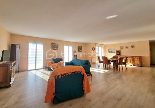 Venez découvrir SANS TARDER ce bel appartement lumineux et confortable avec terrasse, idéalement situé à Nangis, au sein d’une résidence calme et proche du centre-ville. Vous profiterez d’un environnement pratique et agréable avec commerces, commodités, écoles et gare SNCF (ligne P) sur place.

Au premier étage d’une résidence de seulement deux étages avec ascenseur, cet appartement d'une surface de 123 m² vous séduira par ses beaux volumes et ses espaces extérieurs. Il se compose d’une entrée, d’un WC indépendant avec lave-mains, d’une cuisine aménagée, d’un vaste salon-séjour de 60 m² lumineux et avec un accès direct à une grande terrasse d’environ 37 m² ce qui vous offre un bel espace de vie extérieur, d’une grande salle d’eau ainsi que deux chambres dont une dispose d’une penderie. Vous apprécierez également la loggia bénéficiant de deux accès pratique depuis une chambre et la salle d’eau.
 
Pour compléter ce bien, vous disposerez également d’un garage.

Les ++ Bonne performance énergétique C, beaux volumes, espaces extérieurs, fenêtres doubles vitrages, volets roulants électrique, interphone !!

Un appartement rare par ses volumes, sa luminosité et ses espaces extérieurs, offrant un cadre de vie à la fois confortable et fonctionnel. Alors n’attendez plus pour le découvrir ! Contactez-nous !


Pour tous renseignements complémentaires, n'hésitez pas à contacter Julien et Cindy LUCIANI au 06 52 63 33 63.