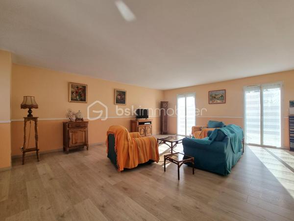 Venez découvrir SANS TARDER ce bel appartement lumineux et confortable avec terrasse, idéalement situé à Nangis, au sein d’une résidence calme et proche du centre-ville. Vous profiterez d’un environnement pratique et agréable avec commerces, commodités, écoles et gare SNCF (ligne P) sur place.

Au premier étage d’une résidence de seulement deux étages avec ascenseur, cet appartement d'une surface de 123 m² vous séduira par ses beaux volumes et ses espaces extérieurs. Il se compose d’une entrée, d’un WC indépendant avec lave-mains, d’une cuisine aménagée, d’un vaste salon-séjour de 60 m² lumineux et avec un accès direct à une grande terrasse d’environ 37 m² ce qui vous offre un bel espace de vie extérieur, d’une grande salle d’eau ainsi que deux chambres dont une dispose d’une penderie. Vous apprécierez également la loggia bénéficiant de deux accès pratique depuis une chambre et la salle d’eau.
 
Pour compléter ce bien, vous disposerez également d’un garage.

Les ++ Bonne performance énergétique C, beaux volumes, espaces extérieurs, fenêtres doubles vitrages, volets roulants électrique, interphone !!

Un appartement rare par ses volumes, sa luminosité et ses espaces extérieurs, offrant un cadre de vie à la fois confortable et fonctionnel. Alors n’attendez plus pour le découvrir ! Contactez-nous !


Pour tous renseignements complémentaires, n'hésitez pas à contacter Julien et Cindy LUCIANI au 06 52 63 33 63.