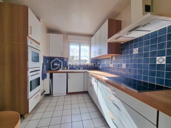 Venez découvrir SANS TARDER ce bel appartement lumineux et confortable avec terrasse, idéalement situé à Nangis, au sein d’une résidence calme et proche du centre-ville. Vous profiterez d’un environnement pratique et agréable avec commerces, commodités, écoles et gare SNCF (ligne P) sur place.

Au premier étage d’une résidence de seulement deux étages avec ascenseur, cet appartement d'une surface de 123 m² vous séduira par ses beaux volumes et ses espaces extérieurs. Il se compose d’une entrée, d’un WC indépendant avec lave-mains, d’une cuisine aménagée, d’un vaste salon-séjour de 60 m² lumineux et avec un accès direct à une grande terrasse d’environ 37 m² ce qui vous offre un bel espace de vie extérieur, d’une grande salle d’eau ainsi que deux chambres dont une dispose d’une penderie. Vous apprécierez également la loggia bénéficiant de deux accès pratique depuis une chambre et la salle d’eau.
 
Pour compléter ce bien, vous disposerez également d’un garage.

Les ++ Bonne performance énergétique C, beaux volumes, espaces extérieurs, fenêtres doubles vitrages, volets roulants électrique, interphone !!

Un appartement rare par ses volumes, sa luminosité et ses espaces extérieurs, offrant un cadre de vie à la fois confortable et fonctionnel. Alors n’attendez plus pour le découvrir ! Contactez-nous !


Pour tous renseignements complémentaires, n'hésitez pas à contacter Julien et Cindy LUCIANI au 06 52 63 33 63.